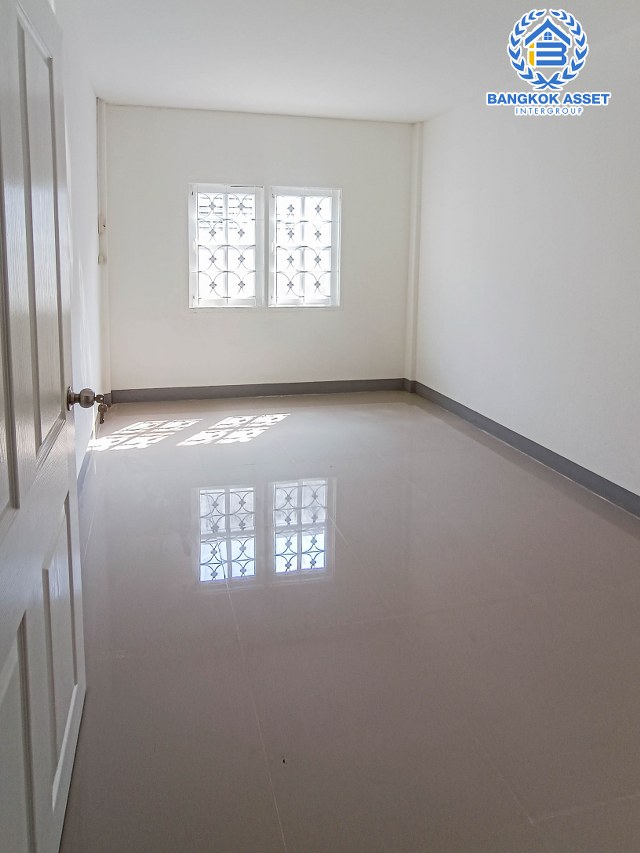 *****ทาวน์เฮ้าส์มือสองนนทบุรี หมู่บ้าน บ้านร่มโพธิ์ รัตนาธิเบศร์ เนื้อที่ 21 ตร.ว. ฟังก์ชัน 3 ห้องนอน 2 ห้องน้ำ 1 ที่จอดรถ บ้านใหม่ สภาพดี บนทำเลแห่งการเดินทาง เชื่อมต่อถนนบางกรวย-ไทรน้อย, ถนนรัตนาธิเบศร์, ถนนกาญจนาภิเษก ใกล้รถไฟฟ้าสายสีม่วง "สถานีบางพลู"