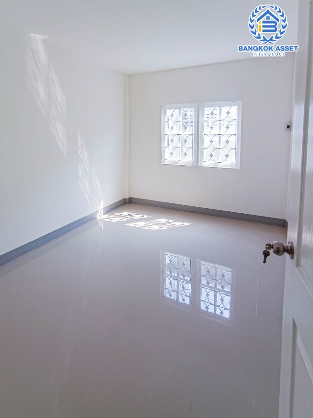 *****ทาวน์เฮ้าส์มือสองนนทบุรี หมู่บ้าน บ้านร่มโพธิ์ รัตนาธิเบศร์ เนื้อที่ 21 ตร.ว. ฟังก์ชัน 3 ห้องนอน 2 ห้องน้ำ 1 ที่จอดรถ บ้านใหม่ สภาพดี บนทำเลแห่งการเดินทาง เชื่อมต่อถนนบางกรวย-ไทรน้อย, ถนนรัตนาธิเบศร์, ถนนกาญจนาภิเษก ใกล้รถไฟฟ้าสายสีม่วง "สถานีบางพลู"