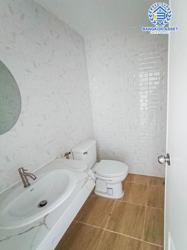 *****ทาวน์เฮ้าส์มือสองนนทบุรี หมู่บ้าน บ้านร่มโพธิ์ รัตนาธิเบศร์ เนื้อที่ 21 ตร.ว. ฟังก์ชัน 3 ห้องนอน 2 ห้องน้ำ 1 ที่จอดรถ บ้านใหม่ สภาพดี บนทำเลแห่งการเดินทาง เชื่อมต่อถนนบางกรวย-ไทรน้อย, ถนนรัตนาธิเบศร์, ถนนกาญจนาภิเษก ใกล้รถไฟฟ้าสายสีม่วง "สถานีบางพลู"