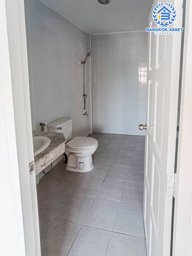 *****ทาวน์เฮ้าส์มือสองนนทบุรี หมู่บ้าน บ้านร่มโพธิ์ รัตนาธิเบศร์ เนื้อที่ 21 ตร.ว. ฟังก์ชัน 3 ห้องนอน 2 ห้องน้ำ 1 ที่จอดรถ บ้านใหม่ สภาพดี บนทำเลแห่งการเดินทาง เชื่อมต่อถนนบางกรวย-ไทรน้อย, ถนนรัตนาธิเบศร์, ถนนกาญจนาภิเษก ใกล้รถไฟฟ้าสายสีม่วง "สถานีบางพลู"