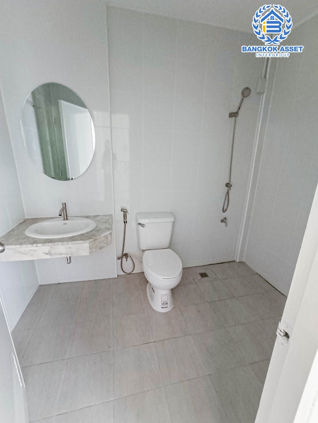 *****ทาวน์เฮ้าส์มือสองนนทบุรี หมู่บ้าน บ้านร่มโพธิ์ รัตนาธิเบศร์ เนื้อที่ 21 ตร.ว. ฟังก์ชัน 3 ห้องนอน 2 ห้องน้ำ 1 ที่จอดรถ บ้านใหม่ สภาพดี บนทำเลแห่งการเดินทาง เชื่อมต่อถนนบางกรวย-ไทรน้อย, ถนนรัตนาธิเบศร์, ถนนกาญจนาภิเษก ใกล้รถไฟฟ้าสายสีม่วง "สถานีบางพลู"