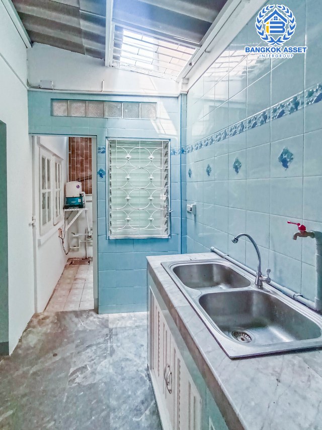 *****ทาวน์เฮ้าส์มือสองนนทบุรี หมู่บ้าน บ้านร่มโพธิ์ รัตนาธิเบศร์ เนื้อที่ 21 ตร.ว. ฟังก์ชัน 3 ห้องนอน 2 ห้องน้ำ 1 ที่จอดรถ บ้านใหม่ สภาพดี บนทำเลแห่งการเดินทาง เชื่อมต่อถนนบางกรวย-ไทรน้อย, ถนนรัตนาธิเบศร์, ถนนกาญจนาภิเษก ใกล้รถไฟฟ้าสายสีม่วง "สถานีบางพลู"