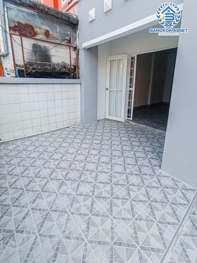 *****ทาวน์เฮ้าส์มือสองนนทบุรี หมู่บ้าน บ้านร่มโพธิ์ รัตนาธิเบศร์ เนื้อที่ 21 ตร.ว. ฟังก์ชัน 3 ห้องนอน 2 ห้องน้ำ 1 ที่จอดรถ บ้านใหม่ สภาพดี บนทำเลแห่งการเดินทาง เชื่อมต่อถนนบางกรวย-ไทรน้อย, ถนนรัตนาธิเบศร์, ถนนกาญจนาภิเษก ใกล้รถไฟฟ้าสายสีม่วง "สถานีบางพลู"