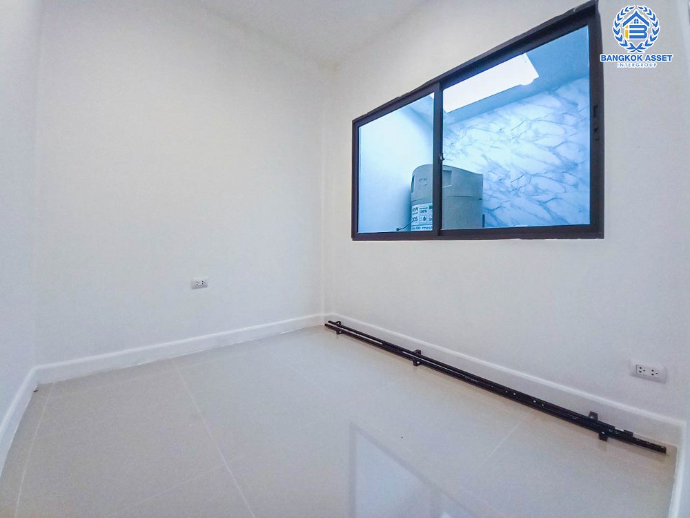 *****ทาวน์เฮ้าส์มือสอง โครงการ เวิร์ฟ ติวานนท์-รังสิต เนื้อที่ 20.80 ตร.ว. ฟังก์ชัน 4 ห้องนอน 2 ห้องน้ำ 2 ที่จอดรถ บ้านพร้อมอยู่ บนทำเลดี ใกล้รถไฟฟ้าสายสีแดง "สถานีรังสิต" และจุดขึ้นทางด่วน "บางปะอิน-ปากเกร็ด"