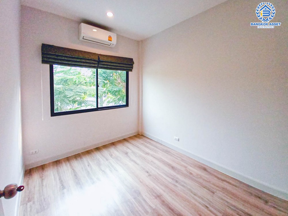 *****ทาวน์เฮ้าส์มือสอง โครงการ เวิร์ฟ ติวานนท์-รังสิต เนื้อที่ 20.80 ตร.ว. ฟังก์ชัน 4 ห้องนอน 2 ห้องน้ำ 2 ที่จอดรถ บ้านพร้อมอยู่ บนทำเลดี ใกล้รถไฟฟ้าสายสีแดง "สถานีรังสิต" และจุดขึ้นทางด่วน "บางปะอิน-ปากเกร็ด"