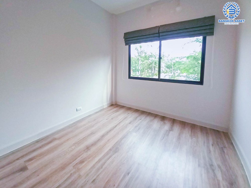 *****ทาวน์เฮ้าส์มือสอง โครงการ เวิร์ฟ ติวานนท์-รังสิต เนื้อที่ 20.80 ตร.ว. ฟังก์ชัน 4 ห้องนอน 2 ห้องน้ำ 2 ที่จอดรถ บ้านพร้อมอยู่ บนทำเลดี ใกล้รถไฟฟ้าสายสีแดง "สถานีรังสิต" และจุดขึ้นทางด่วน "บางปะอิน-ปากเกร็ด"