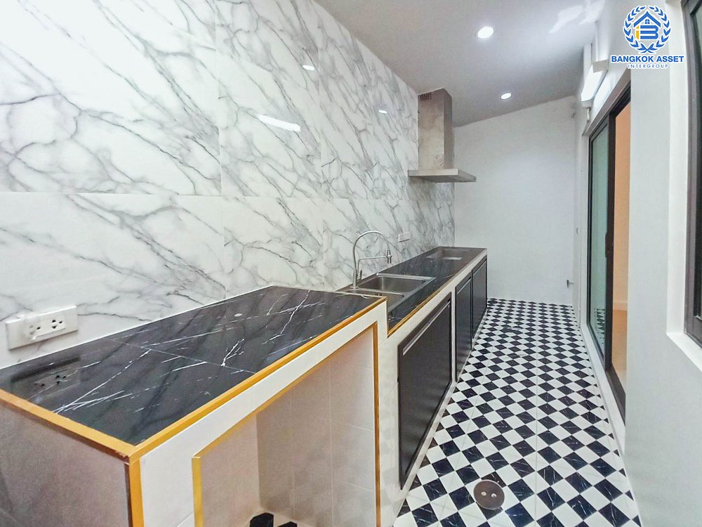 *****ทาวน์เฮ้าส์มือสอง โครงการ เวิร์ฟ ติวานนท์-รังสิต เนื้อที่ 20.80 ตร.ว. ฟังก์ชัน 4 ห้องนอน 2 ห้องน้ำ 2 ที่จอดรถ บ้านพร้อมอยู่ บนทำเลดี ใกล้รถไฟฟ้าสายสีแดง "สถานีรังสิต" และจุดขึ้นทางด่วน "บางปะอิน-ปากเกร็ด"