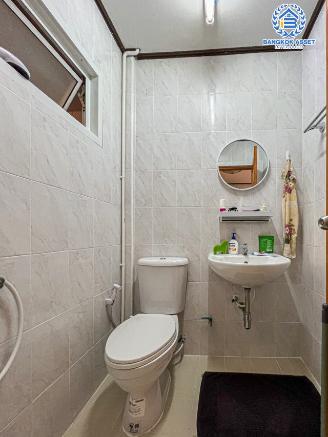 *****ทาวน์เฮ้าส์มือสองนนทบุรี โครงการ ลัคกี้โฮม รัตนาธิเบศร์ เนื้อที่ 18 ตร.ว. ฟังก์ชัน 2 ห้องนอน 2 ห้องน้ำ 1 ที่จอดรถ บ้านสภาพสวย รีโนเวทพร้อมอยู่ บนทำเลดี เชื่อมต่อถนนรัตนาธิเบศร์, ถนนราชพฤกษ์ เพียง 8 นาทีก็ถึงรถไฟฟ้าสายสีม่วง "สถานีไทรม้า"  ในราคาถูก!