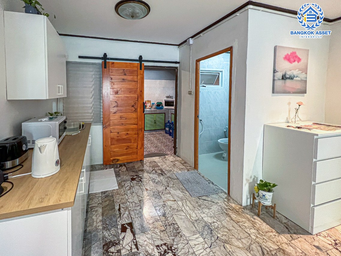 *****ทาวน์เฮ้าส์มือสองนนทบุรี โครงการ ลัคกี้โฮม รัตนาธิเบศร์ เนื้อที่ 18 ตร.ว. ฟังก์ชัน 2 ห้องนอน 2 ห้องน้ำ 1 ที่จอดรถ บ้านสภาพสวย รีโนเวทพร้อมอยู่ บนทำเลดี เชื่อมต่อถนนรัตนาธิเบศร์, ถนนราชพฤกษ์ เพียง 8 นาทีก็ถึงรถไฟฟ้าสายสีม่วง "สถานีไทรม้า"  ในราคาถูก!