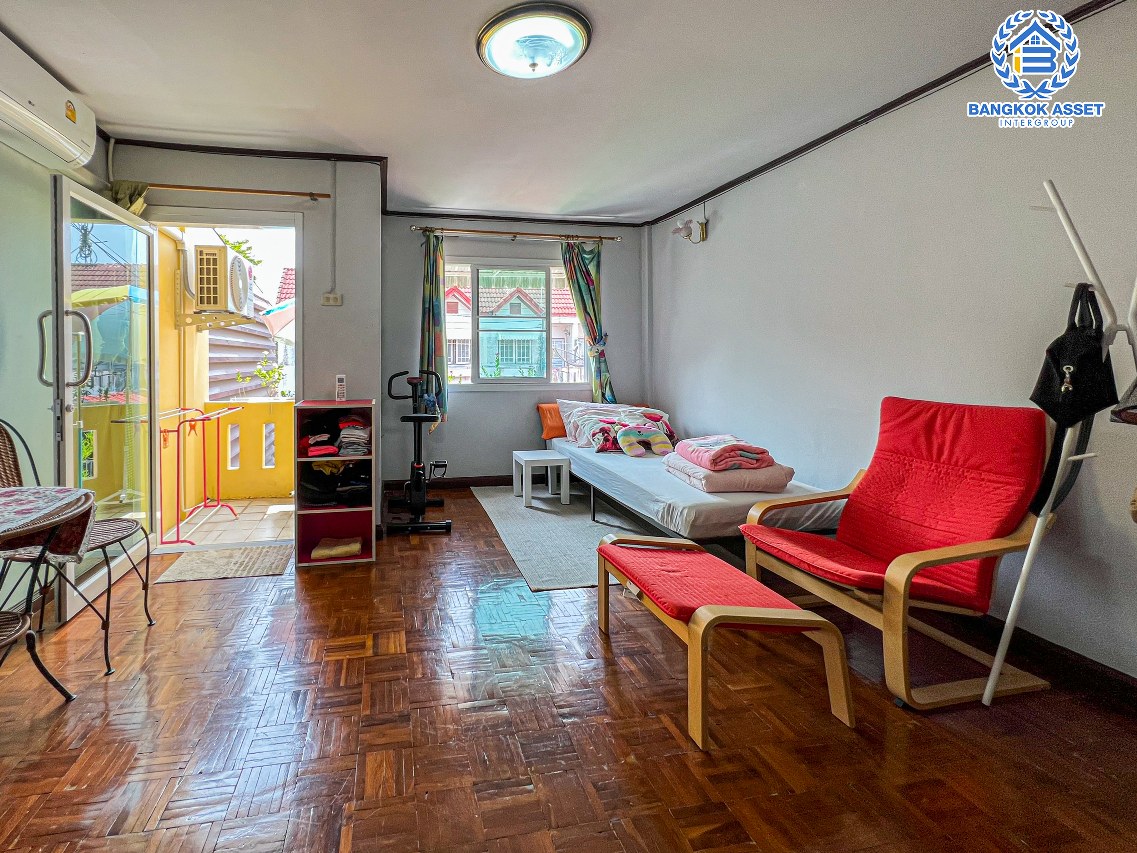 *****ทาวน์เฮ้าส์มือสองนนทบุรี โครงการ ลัคกี้โฮม รัตนาธิเบศร์ เนื้อที่ 18 ตร.ว. ฟังก์ชัน 2 ห้องนอน 2 ห้องน้ำ 1 ที่จอดรถ บ้านสภาพสวย รีโนเวทพร้อมอยู่ บนทำเลดี เชื่อมต่อถนนรัตนาธิเบศร์, ถนนราชพฤกษ์ เพียง 8 นาทีก็ถึงรถไฟฟ้าสายสีม่วง "สถานีไทรม้า"  ในราคาถูก!