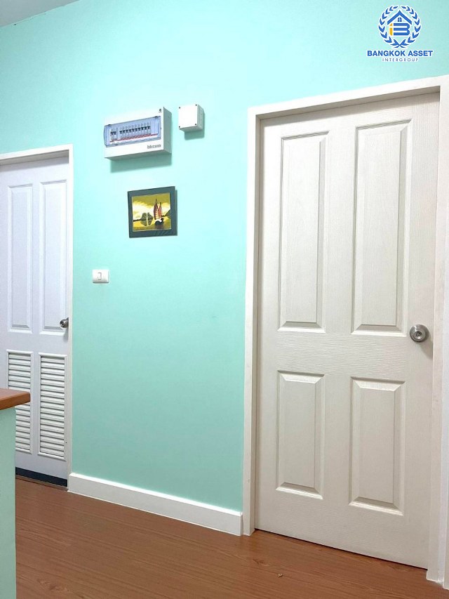 *****ทาวน์เฮ้าส์มือสองฉะเชิงเทรา โครงการ โมดิวิลล่า ลาดกระบัง-สุวรรณภูมิ เนื้อที่เกือบ 19 ตร.ว. ฟังก์ชัน 3 ห้องนอน 2 ห้องน้ำ 2 ที่จอดรถ บรรยากาศเป็นส่วนตัว มีสิ่งแวดล้อมสะดวกสุดๆ บนทำเลเข้า-ออกเมืองได้ง่าย เชื่อมต่อถนนเทพราช-ลาดกระบัง, ถนนหลวงแพ่ง, ถนนขุมทอง-ลำต้อยติ่ง ใกล้ทางด่วน "มอเตอร์เวย์"