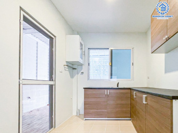 *****บ้านเดี่ยวมือสอง โครงการ คาซ่าเพรสโต้ ราชพฤกษ์-แจ้งวัฒนะ เนื้อที่ 59.10 ตร.ว. ฟังก์ชัน 3 ห้องนอน 3 ห้องน้ำ 2 ที่จอดรถ พื้นที่ใช้สอยกว้างรองรับทุกการใช้งาน ตกแต่งใหม่ทั้งหลัง ทำเลเดินทางสะดวก เชื่อมต่อถนนราชพฤกษ์ ใกล้รถไฟฟ้าสถานีสายสีม่วง "สถานีบางรักน้อยท่าอิฐ" และจุดขึ้นทางด่วน "งามวงศ์วาน"