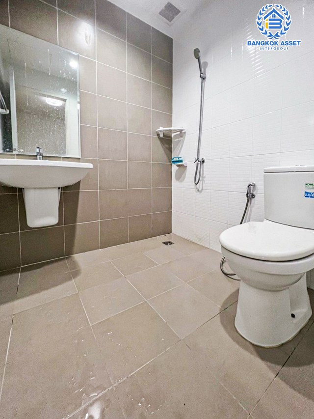 *****ทาวน์เฮ้าส์มือสองนนทบุรี โครงการ พฤกษา112 กาญจนาภิเษก เนื้อที่เกือบ 18 ตร.ว. ฟังก์ชัน 3 ห้องนอน 2 ห้องน้ำ 1 ที่จอดรถ แถมฟรี! 2 เครื่องปรับอากาศ บนทำเลเยี่ยม เชื่อมต่อถนนกาญจนาภิเษก, ถนนรัตนาภิเษก ใกล้รถไฟฟ้าสายสีม่วง "สถานีคลองบางไผ่" และทางด่วน "กาญจนาภิเษก"