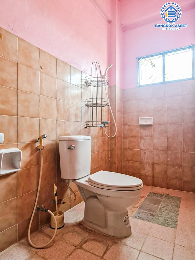 *****อาคารพาณิชย์มือสองนนทบุรี หมู่บ้าน บัวทอง2 กาญจนาภิเษก เนื้อที่ 20 ตร.ว. ฟังก์ชัน 1 ห้องนอน 2 ห้องน้ำ 1 ที่จอดรถ ชั้นล่างสามารถเปิดร้านค้าขายได้ บนทำเลเดินทางสะดวก เชื่อมต่อถนนกาญจนาภิเษก, ถนนรัตนาธิเบศร์ ใกล้รถไฟฟ้าสายสีม่วง "สถานีคลองบางไผ่" และทางด่วน "ศรีรัช" จองเลย!