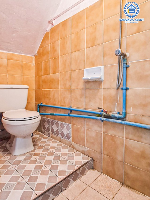 *****อาคารพาณิชย์มือสองนนทบุรี หมู่บ้าน บัวทอง2 กาญจนาภิเษก เนื้อที่ 20 ตร.ว. ฟังก์ชัน 1 ห้องนอน 2 ห้องน้ำ 1 ที่จอดรถ ชั้นล่างสามารถเปิดร้านค้าขายได้ บนทำเลเดินทางสะดวก เชื่อมต่อถนนกาญจนาภิเษก, ถนนรัตนาธิเบศร์ ใกล้รถไฟฟ้าสายสีม่วง "สถานีคลองบางไผ่" และทางด่วน "ศรีรัช" จองเลย!