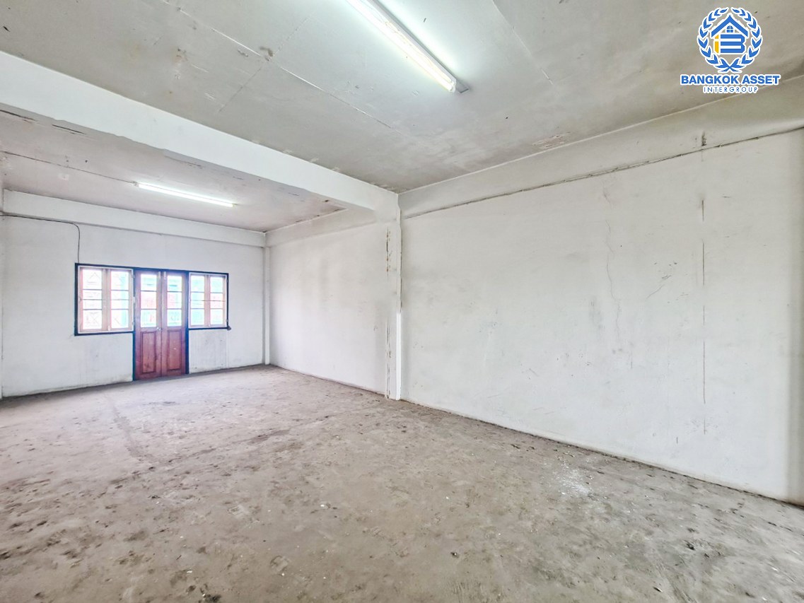 *****อาคารพาณิชย์มือสองนนทบุรี หมู่บ้าน บัวทอง2 กาญจนาภิเษก เนื้อที่ 20 ตร.ว. ฟังก์ชัน 1 ห้องนอน 2 ห้องน้ำ 1 ที่จอดรถ ชั้นล่างสามารถเปิดร้านค้าขายได้ บนทำเลเดินทางสะดวก เชื่อมต่อถนนกาญจนาภิเษก, ถนนรัตนาธิเบศร์ ใกล้รถไฟฟ้าสายสีม่วง "สถานีคลองบางไผ่" และทางด่วน "ศรีรัช" จองเลย!