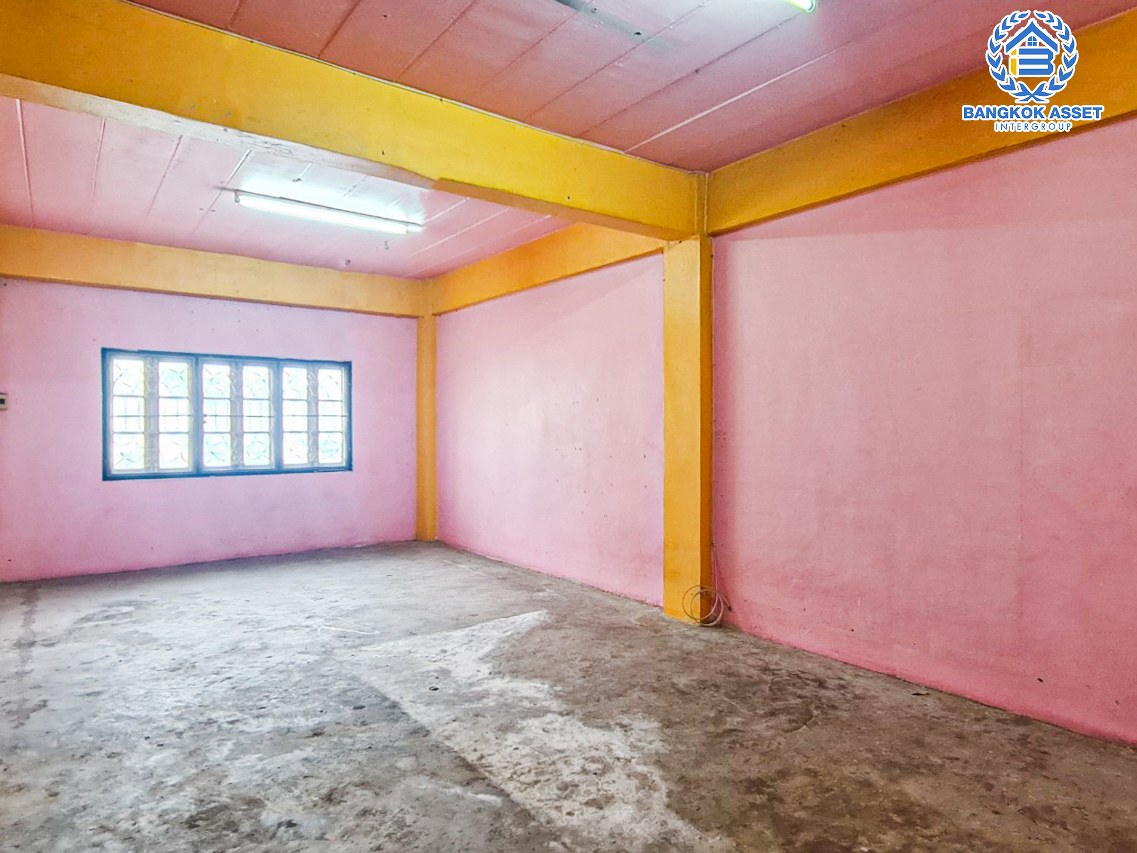 *****อาคารพาณิชย์มือสองนนทบุรี หมู่บ้าน บัวทอง2 กาญจนาภิเษก เนื้อที่ 20 ตร.ว. ฟังก์ชัน 1 ห้องนอน 2 ห้องน้ำ 1 ที่จอดรถ ชั้นล่างสามารถเปิดร้านค้าขายได้ บนทำเลเดินทางสะดวก เชื่อมต่อถนนกาญจนาภิเษก, ถนนรัตนาธิเบศร์ ใกล้รถไฟฟ้าสายสีม่วง "สถานีคลองบางไผ่" และทางด่วน "ศรีรัช" จองเลย!