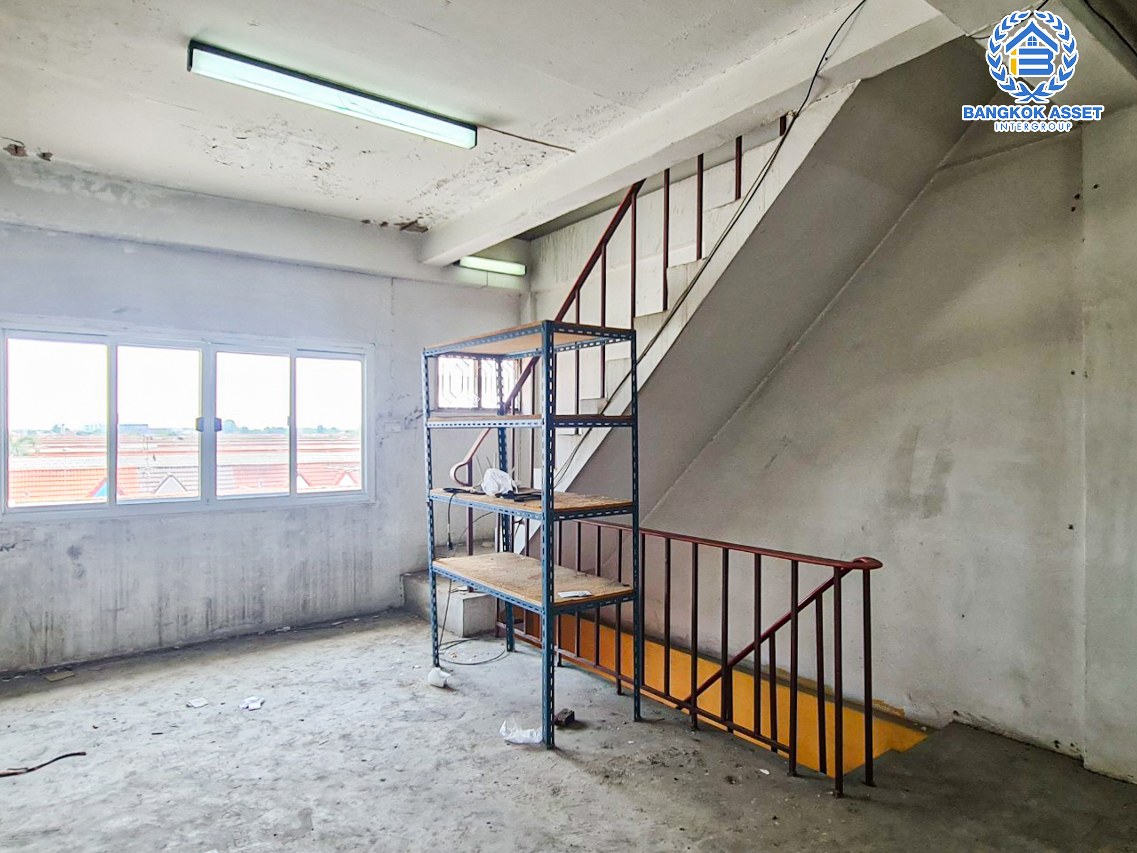 *****อาคารพาณิชย์มือสองนนทบุรี หมู่บ้าน บัวทอง2 กาญจนาภิเษก เนื้อที่ 20 ตร.ว. ฟังก์ชัน 1 ห้องนอน 2 ห้องน้ำ 1 ที่จอดรถ ชั้นล่างสามารถเปิดร้านค้าขายได้ บนทำเลเดินทางสะดวก เชื่อมต่อถนนกาญจนาภิเษก, ถนนรัตนาธิเบศร์ ใกล้รถไฟฟ้าสายสีม่วง "สถานีคลองบางไผ่" และทางด่วน "ศรีรัช" จองเลย!