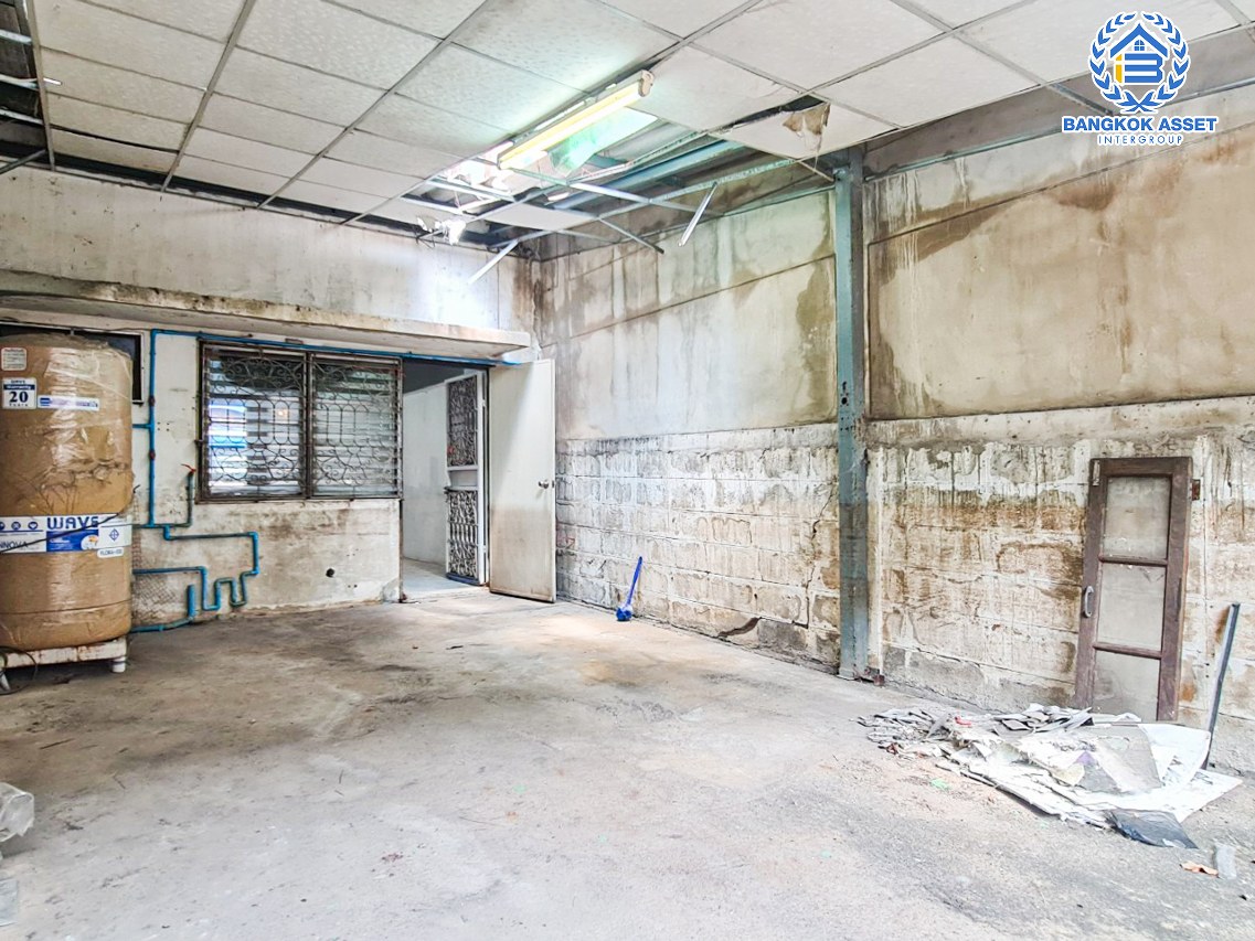 *****อาคารพาณิชย์มือสองนนทบุรี หมู่บ้าน บัวทอง2 กาญจนาภิเษก เนื้อที่ 20 ตร.ว. ฟังก์ชัน 1 ห้องนอน 2 ห้องน้ำ 1 ที่จอดรถ ชั้นล่างสามารถเปิดร้านค้าขายได้ บนทำเลเดินทางสะดวก เชื่อมต่อถนนกาญจนาภิเษก, ถนนรัตนาธิเบศร์ ใกล้รถไฟฟ้าสายสีม่วง "สถานีคลองบางไผ่" และทางด่วน "ศรีรัช" จองเลย!