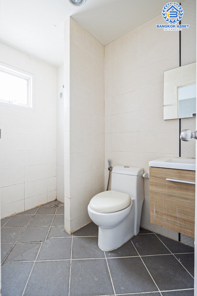 *****บ้านเดี่ยวมือสอง โครงการ ดีซิโอ้ ราชพฤกษ์ หลังมุม เนื้อที่ 53 ตร.ว. ฟังก์ชัน 3 ห้องนอน 3 ห้องน้ำ 2 ที่จอดรถ โครงสร้างบ้านดีเพียงซ่อมแซมนิดหน่อยก็พร้อมอยู่ บนทำเลเดินทางสะดวก เชื่อมต่อถนนรัตนาธิเบศร์ ใกล้รถไฟฟ้าสายสีม่วง "สถานีบางรักน้อยท่าอิฐ" และจุดขึ้นทางด่วน "งามวงศ์วาน"