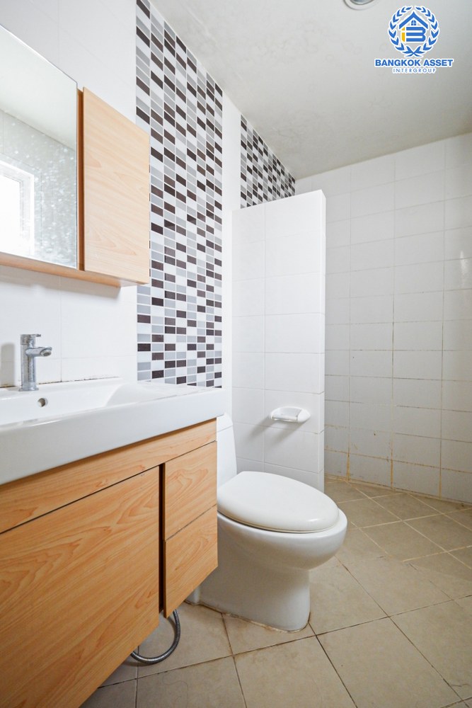 *****บ้านเดี่ยวมือสอง โครงการ ดีซิโอ้ ราชพฤกษ์ หลังมุม เนื้อที่ 53 ตร.ว. ฟังก์ชัน 3 ห้องนอน 3 ห้องน้ำ 2 ที่จอดรถ โครงสร้างบ้านดีเพียงซ่อมแซมนิดหน่อยก็พร้อมอยู่ บนทำเลเดินทางสะดวก เชื่อมต่อถนนรัตนาธิเบศร์ ใกล้รถไฟฟ้าสายสีม่วง "สถานีบางรักน้อยท่าอิฐ" และจุดขึ้นทางด่วน "งามวงศ์วาน"