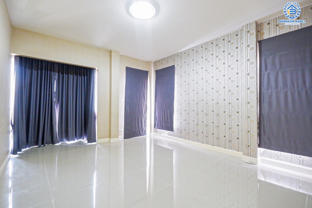 *****บ้านเดี่ยวมือสอง โครงการ ดีซิโอ้ ราชพฤกษ์ หลังมุม เนื้อที่ 53 ตร.ว. ฟังก์ชัน 3 ห้องนอน 3 ห้องน้ำ 2 ที่จอดรถ โครงสร้างบ้านดีเพียงซ่อมแซมนิดหน่อยก็พร้อมอยู่ บนทำเลเดินทางสะดวก เชื่อมต่อถนนรัตนาธิเบศร์ ใกล้รถไฟฟ้าสายสีม่วง "สถานีบางรักน้อยท่าอิฐ" และจุดขึ้นทางด่วน "งามวงศ์วาน"