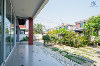 *****บ้านเดี่ยวมือสอง โครงการ ดีซิโอ้ ราชพฤกษ์ หลังมุม เนื้อที่ 53 ตร.ว. ฟังก์ชัน 3 ห้องนอน 3 ห้องน้ำ 2 ที่จอดรถ โครงสร้างบ้านดีเพียงซ่อมแซมนิดหน่อยก็พร้อมอยู่ บนทำเลเดินทางสะดวก เชื่อมต่อถนนรัตนาธิเบศร์ ใกล้รถไฟฟ้าสายสีม่วง "สถานีบางรักน้อยท่าอิฐ" และจุดขึ้นทางด่วน "งามวงศ์วาน"