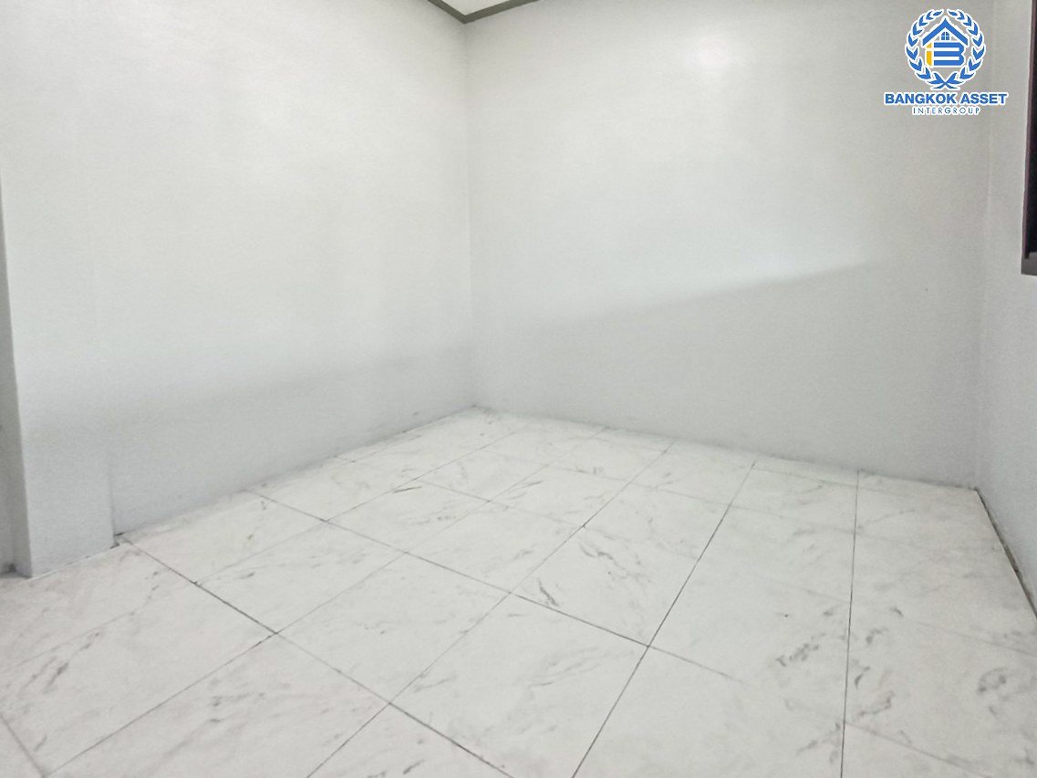 *****บ้านเดี่ยวมือสองนนทบุรี หมู่บ้าน พัชรวิลล์ บางกรวย-ไทรน้อย หลังมุม! เนื้อที่กว้างมากถึง 129.4 ตร.ว. ฟังก์ชัน 5 ห้องนอน 5 ห้องน้ำ 4 ที่จอดรถ บ้านเนื้อที่เยอะมาก สภาพดี บนทำเลติดถนนบางกรวย-ไทรน้อย ถึงรถไฟฟ้าสายสีม่วง "สถานีบางพลู" เพียง 6 นาทีเท่านั้น และทางด่วน "ศรีรัช"