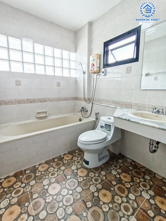 *****บ้านเดี่ยวมือสองนนทบุรี หมู่บ้าน พัชรวิลล์ บางกรวย-ไทรน้อย หลังมุม! เนื้อที่กว้างมากถึง 129.4 ตร.ว. ฟังก์ชัน 5 ห้องนอน 5 ห้องน้ำ 4 ที่จอดรถ บ้านเนื้อที่เยอะมาก สภาพดี บนทำเลติดถนนบางกรวย-ไทรน้อย ถึงรถไฟฟ้าสายสีม่วง "สถานีบางพลู" เพียง 6 นาทีเท่านั้น และทางด่วน "ศรีรัช"