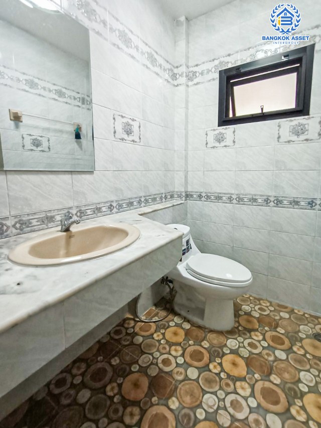 *****บ้านเดี่ยวมือสองนนทบุรี หมู่บ้าน พัชรวิลล์ บางกรวย-ไทรน้อย หลังมุม! เนื้อที่กว้างมากถึง 129.4 ตร.ว. ฟังก์ชัน 5 ห้องนอน 5 ห้องน้ำ 4 ที่จอดรถ บ้านเนื้อที่เยอะมาก สภาพดี บนทำเลติดถนนบางกรวย-ไทรน้อย ถึงรถไฟฟ้าสายสีม่วง "สถานีบางพลู" เพียง 6 นาทีเท่านั้น และทางด่วน "ศรีรัช"