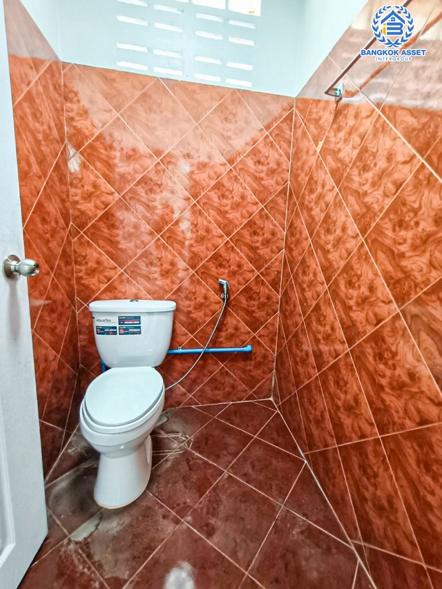 *****บ้านเดี่ยวมือสองนนทบุรี หมู่บ้าน พัชรวิลล์ บางกรวย-ไทรน้อย หลังมุม! เนื้อที่กว้างมากถึง 129.4 ตร.ว. ฟังก์ชัน 5 ห้องนอน 5 ห้องน้ำ 4 ที่จอดรถ บ้านเนื้อที่เยอะมาก สภาพดี บนทำเลติดถนนบางกรวย-ไทรน้อย ถึงรถไฟฟ้าสายสีม่วง "สถานีบางพลู" เพียง 6 นาทีเท่านั้น และทางด่วน "ศรีรัช"