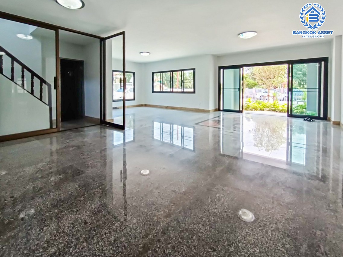 *****บ้านเดี่ยวมือสองนนทบุรี หมู่บ้าน พัชรวิลล์ บางกรวย-ไทรน้อย หลังมุม! เนื้อที่กว้างมากถึง 129.4 ตร.ว. ฟังก์ชัน 5 ห้องนอน 5 ห้องน้ำ 4 ที่จอดรถ บ้านเนื้อที่เยอะมาก สภาพดี บนทำเลติดถนนบางกรวย-ไทรน้อย ถึงรถไฟฟ้าสายสีม่วง "สถานีบางพลู" เพียง 6 นาทีเท่านั้น และทางด่วน "ศรีรัช"