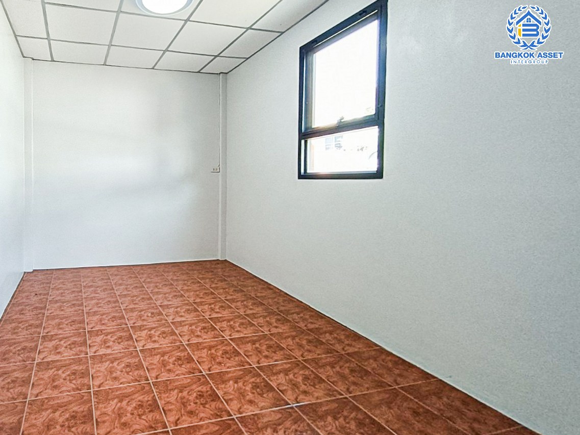 *****บ้านเดี่ยวมือสองนนทบุรี หมู่บ้าน พัชรวิลล์ บางกรวย-ไทรน้อย หลังมุม! เนื้อที่กว้างมากถึง 129.4 ตร.ว. ฟังก์ชัน 5 ห้องนอน 5 ห้องน้ำ 4 ที่จอดรถ บ้านเนื้อที่เยอะมาก สภาพดี บนทำเลติดถนนบางกรวย-ไทรน้อย ถึงรถไฟฟ้าสายสีม่วง "สถานีบางพลู" เพียง 6 นาทีเท่านั้น และทางด่วน "ศรีรัช"