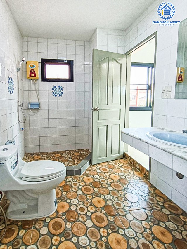 *****บ้านเดี่ยวมือสองนนทบุรี หมู่บ้าน พัชรวิลล์ บางกรวย-ไทรน้อย หลังมุม! เนื้อที่กว้างมากถึง 129.4 ตร.ว. ฟังก์ชัน 5 ห้องนอน 5 ห้องน้ำ 4 ที่จอดรถ บ้านเนื้อที่เยอะมาก สภาพดี บนทำเลติดถนนบางกรวย-ไทรน้อย ถึงรถไฟฟ้าสายสีม่วง "สถานีบางพลู" เพียง 6 นาทีเท่านั้น และทางด่วน "ศรีรัช"