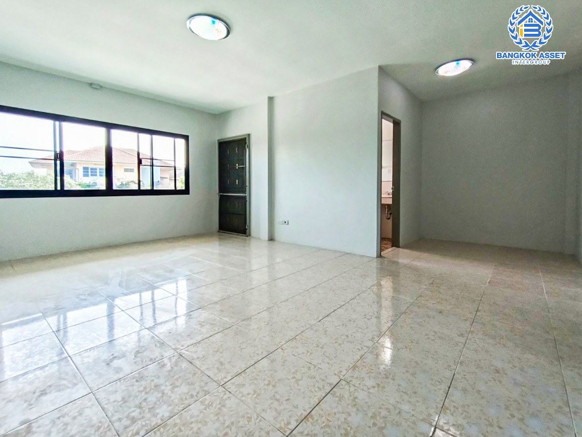 *****บ้านเดี่ยวมือสองนนทบุรี หมู่บ้าน พัชรวิลล์ บางกรวย-ไทรน้อย หลังมุม! เนื้อที่กว้างมากถึง 129.4 ตร.ว. ฟังก์ชัน 5 ห้องนอน 5 ห้องน้ำ 4 ที่จอดรถ บ้านเนื้อที่เยอะมาก สภาพดี บนทำเลติดถนนบางกรวย-ไทรน้อย ถึงรถไฟฟ้าสายสีม่วง "สถานีบางพลู" เพียง 6 นาทีเท่านั้น และทางด่วน "ศรีรัช"