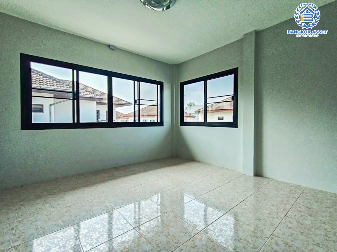 *****บ้านเดี่ยวมือสองนนทบุรี หมู่บ้าน พัชรวิลล์ บางกรวย-ไทรน้อย หลังมุม! เนื้อที่กว้างมากถึง 129.4 ตร.ว. ฟังก์ชัน 5 ห้องนอน 5 ห้องน้ำ 4 ที่จอดรถ บ้านเนื้อที่เยอะมาก สภาพดี บนทำเลติดถนนบางกรวย-ไทรน้อย ถึงรถไฟฟ้าสายสีม่วง "สถานีบางพลู" เพียง 6 นาทีเท่านั้น และทางด่วน "ศรีรัช"