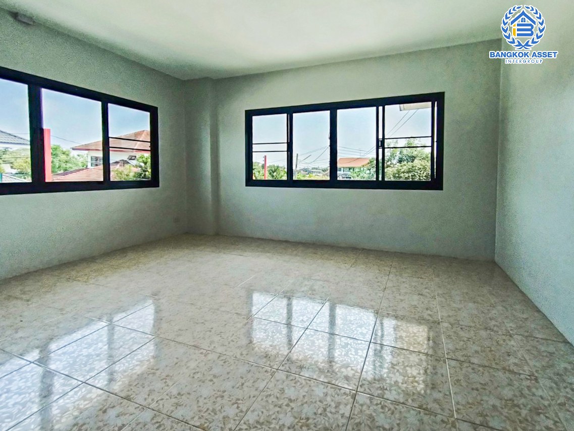 *****บ้านเดี่ยวมือสองนนทบุรี หมู่บ้าน พัชรวิลล์ บางกรวย-ไทรน้อย หลังมุม! เนื้อที่กว้างมากถึง 129.4 ตร.ว. ฟังก์ชัน 5 ห้องนอน 5 ห้องน้ำ 4 ที่จอดรถ บ้านเนื้อที่เยอะมาก สภาพดี บนทำเลติดถนนบางกรวย-ไทรน้อย ถึงรถไฟฟ้าสายสีม่วง "สถานีบางพลู" เพียง 6 นาทีเท่านั้น และทางด่วน "ศรีรัช"