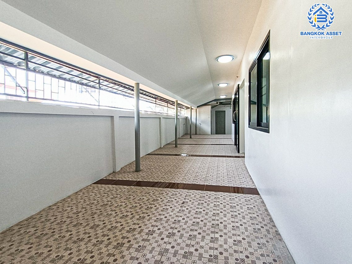 *****บ้านเดี่ยวมือสองนนทบุรี หมู่บ้าน พัชรวิลล์ บางกรวย-ไทรน้อย หลังมุม! เนื้อที่กว้างมากถึง 129.4 ตร.ว. ฟังก์ชัน 5 ห้องนอน 5 ห้องน้ำ 4 ที่จอดรถ บ้านเนื้อที่เยอะมาก สภาพดี บนทำเลติดถนนบางกรวย-ไทรน้อย ถึงรถไฟฟ้าสายสีม่วง "สถานีบางพลู" เพียง 6 นาทีเท่านั้น และทางด่วน "ศรีรัช"