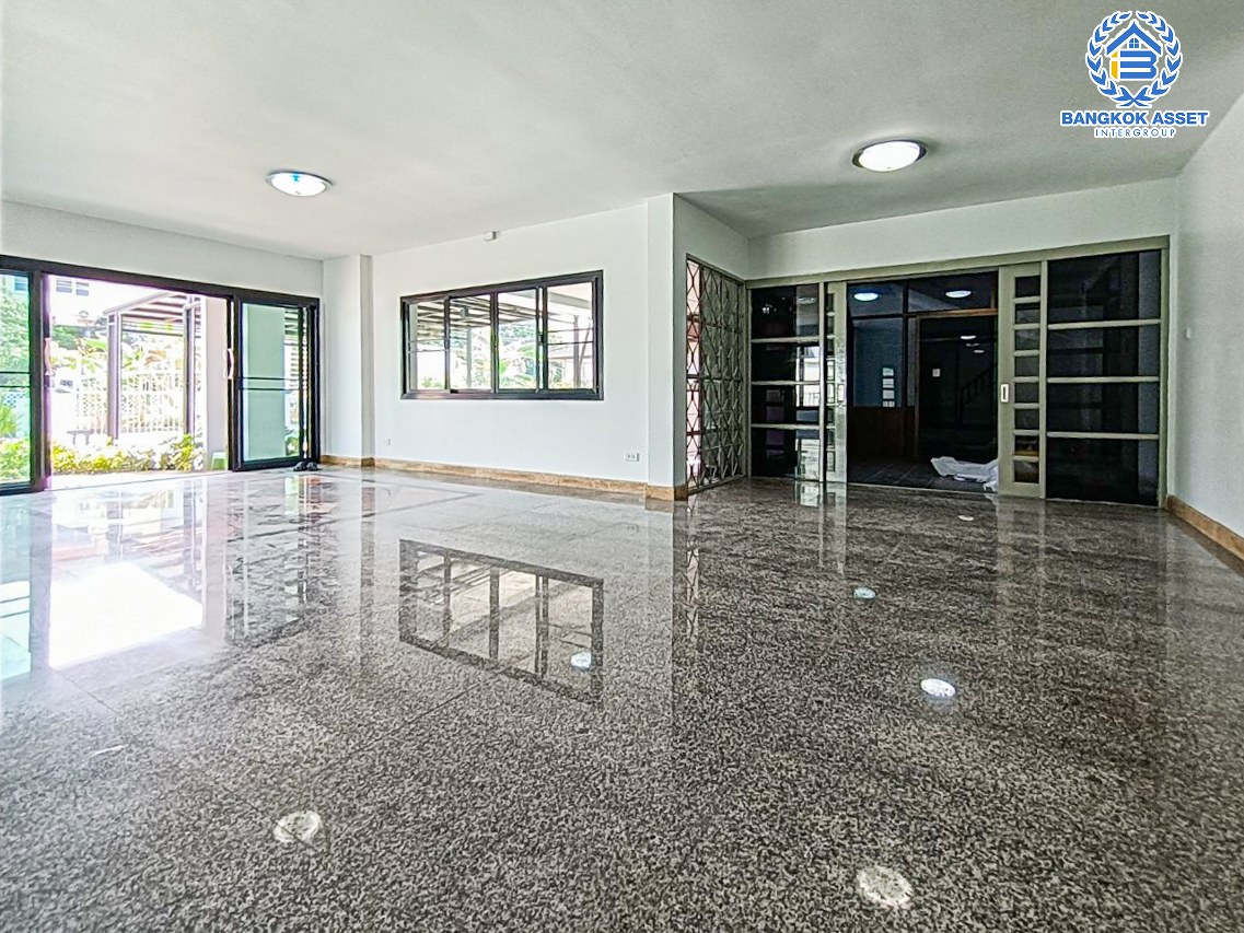 *****บ้านเดี่ยวมือสองนนทบุรี หมู่บ้าน พัชรวิลล์ บางกรวย-ไทรน้อย หลังมุม! เนื้อที่กว้างมากถึง 129.4 ตร.ว. ฟังก์ชัน 5 ห้องนอน 5 ห้องน้ำ 4 ที่จอดรถ บ้านเนื้อที่เยอะมาก สภาพดี บนทำเลติดถนนบางกรวย-ไทรน้อย ถึงรถไฟฟ้าสายสีม่วง "สถานีบางพลู" เพียง 6 นาทีเท่านั้น และทางด่วน "ศรีรัช"