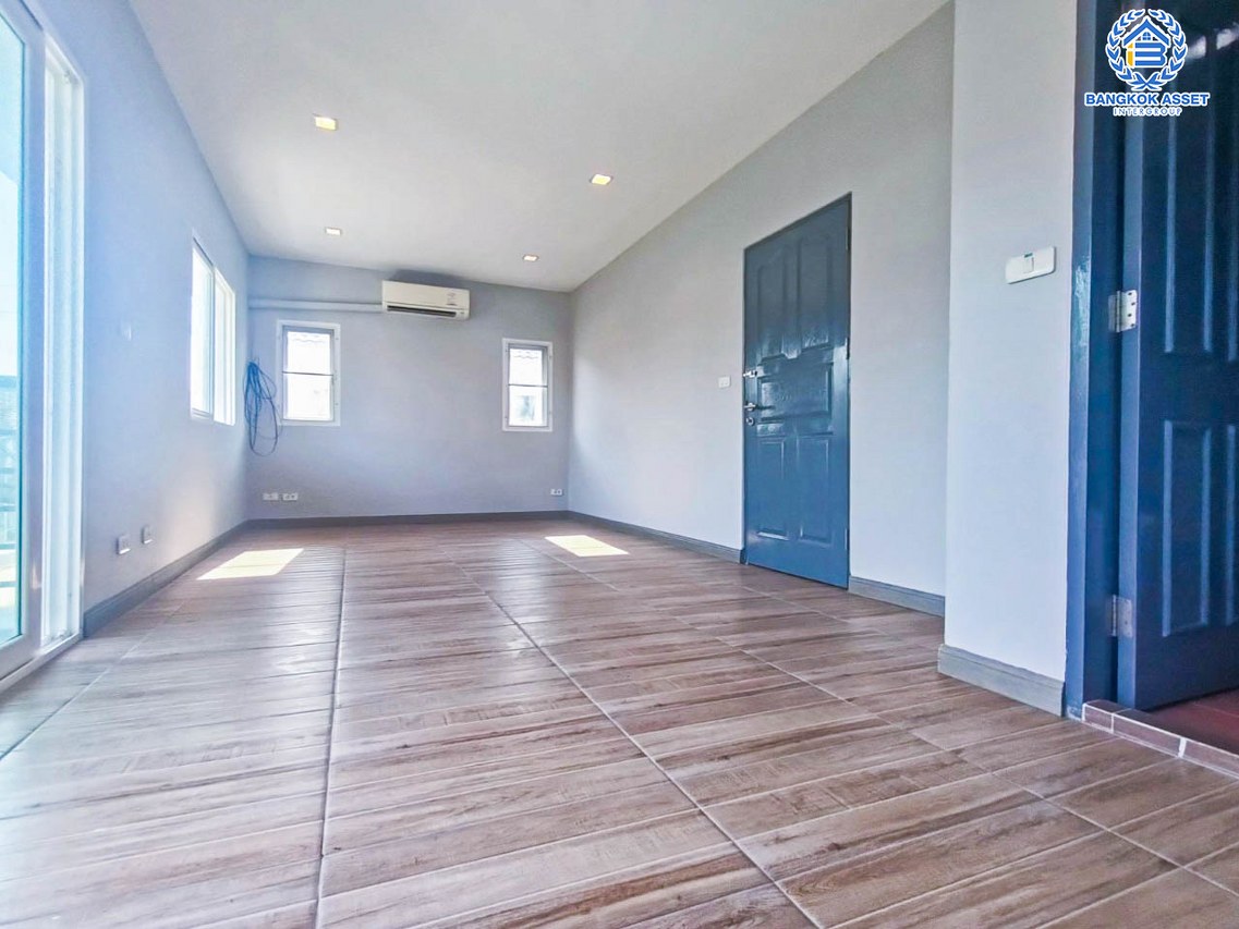 *****บ้านแฝดมือสองนนทบุรี โครงการ เพอร์เฟคพาร์ค พระราม5-บางใหญ่ เนื้อที่กว้าง 36 ตร.ว. ฟังก์ชัน 3 ห้องนอน 2 ห้องน้ำ 2 ที่จอดรถ บ้านสภาพสวย พร้อมเข้าอยู่ บนทำเลเยี่ยม เชื่อมต่อ ถนนกาญจนาภิเษก ใกล้รถไฟฟ้าสายสีม่วง "สถานีตลาดบางใหญ่" เพียง 15 นาที และยังใกล้ทางด่วน "ศรีรัช"