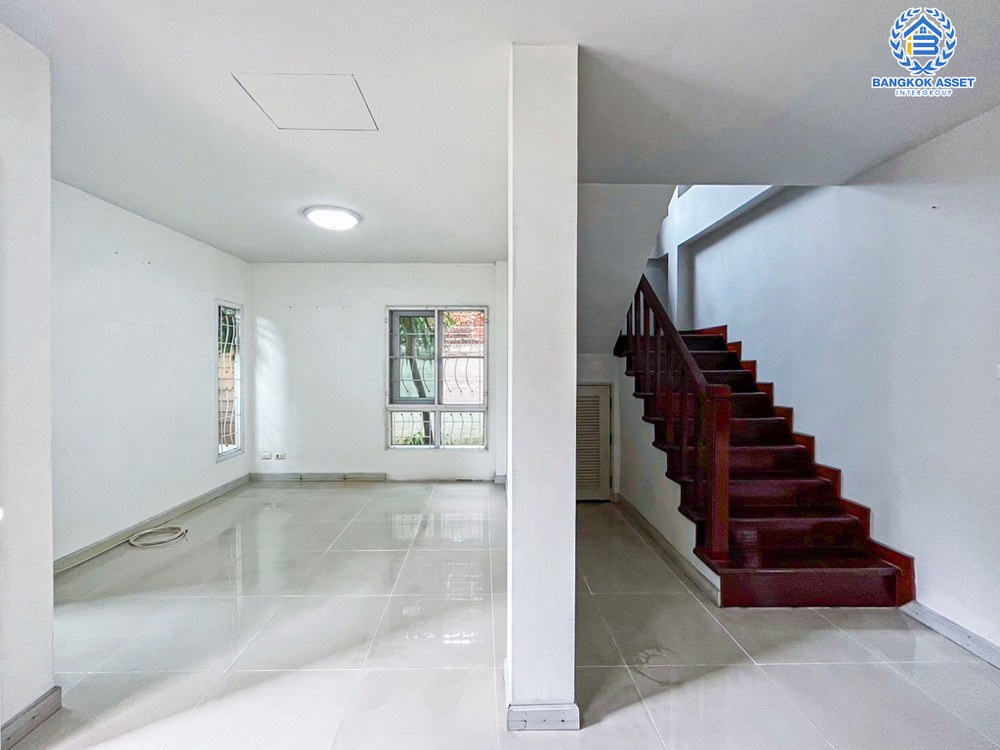 บ้านเดี่ยวมือสอง โครงการ บ้านสวนราชา เกษตร-นวมินทร์ เนื้อที่กว้าง 61.80 ตร.ว. ฟังก์ชัน 4 ห้องนอน 3 ห้องน้ำ 2 ที่จอดรถ บ้านเดี่ยวพื้นที่กว้าง พร้อมเรือนรับรอง บนสุดยอดทำเล การเดินทางสะดวกสบาย เชื่อมต่อถนนเกษตรนวมินทร์ ถนนประเสริฐมนูกิจ ใกล้จุดขึ้นทางด่วน "รามอินทรา-อาจณรงค์"...