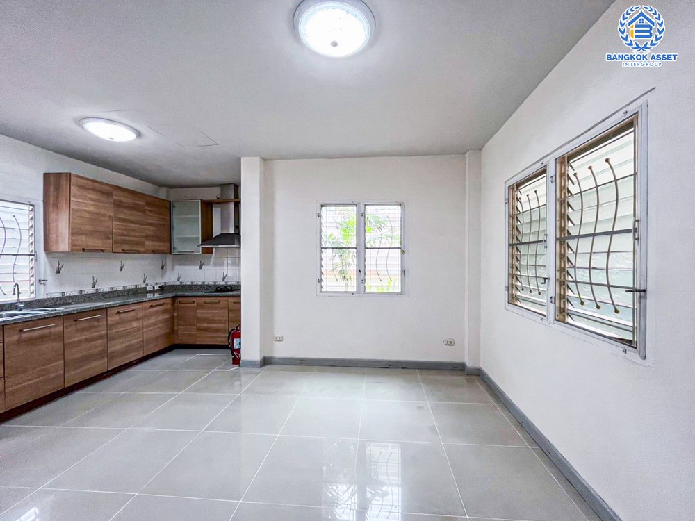 บ้านเดี่ยวมือสอง โครงการ บ้านสวนราชา เกษตร-นวมินทร์ เนื้อที่กว้าง 61.80 ตร.ว. ฟังก์ชัน 4 ห้องนอน 3 ห้องน้ำ 2 ที่จอดรถ บ้านเดี่ยวพื้นที่กว้าง พร้อมเรือนรับรอง บนสุดยอดทำเล การเดินทางสะดวกสบาย เชื่อมต่อถนนเกษตรนวมินทร์ ถนนประเสริฐมนูกิจ ใกล้จุดขึ้นทางด่วน "รามอินทรา-อาจณรงค์"...