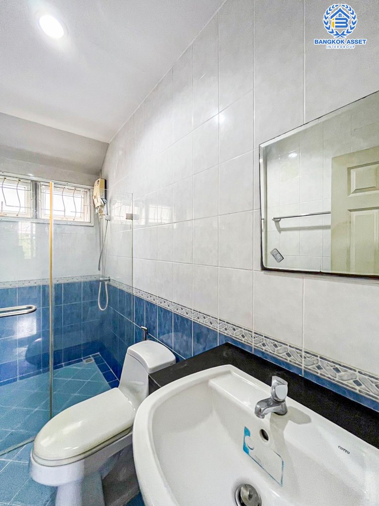 บ้านเดี่ยวมือสอง โครงการ บ้านสวนราชา เกษตร-นวมินทร์ เนื้อที่กว้าง 61.80 ตร.ว. ฟังก์ชัน 4 ห้องนอน 3 ห้องน้ำ 2 ที่จอดรถ บ้านเดี่ยวพื้นที่กว้าง พร้อมเรือนรับรอง บนสุดยอดทำเล การเดินทางสะดวกสบาย เชื่อมต่อถนนเกษตรนวมินทร์ ถนนประเสริฐมนูกิจ ใกล้จุดขึ้นทางด่วน "รามอินทรา-อาจณรงค์"...