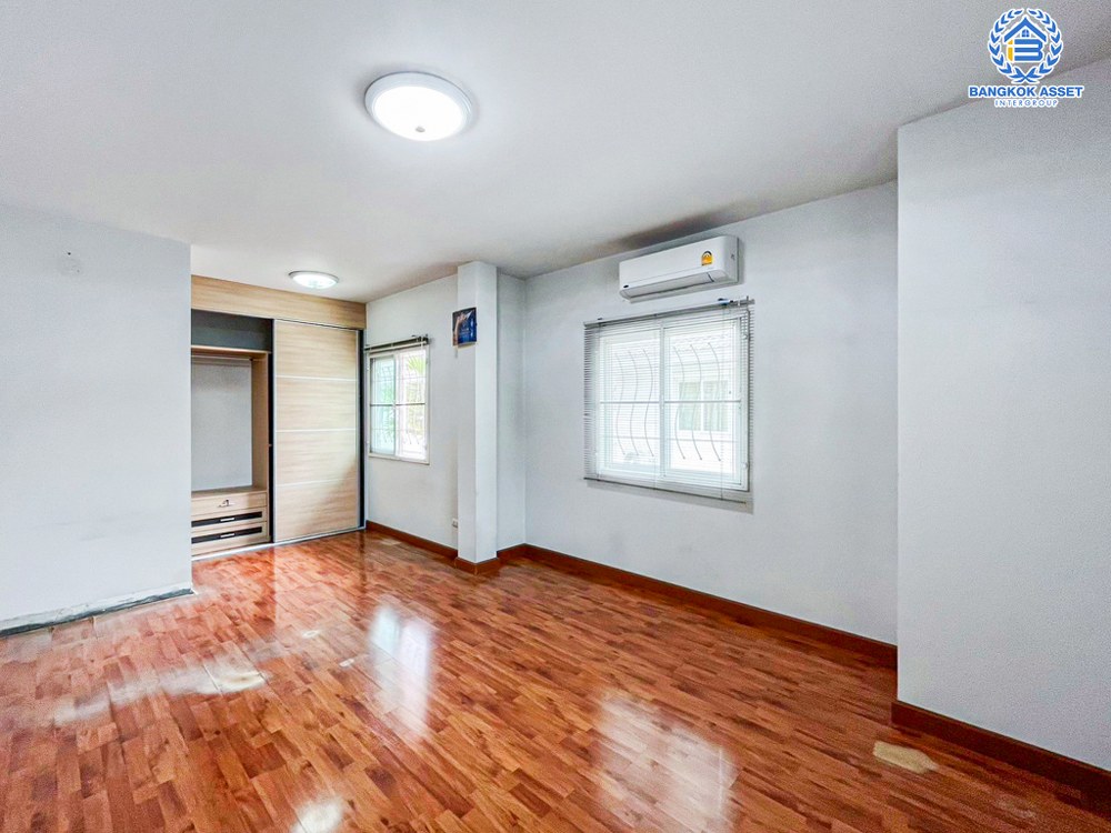 บ้านเดี่ยวมือสอง โครงการ บ้านสวนราชา เกษตร-นวมินทร์ เนื้อที่กว้าง 61.80 ตร.ว. ฟังก์ชัน 4 ห้องนอน 3 ห้องน้ำ 2 ที่จอดรถ บ้านเดี่ยวพื้นที่กว้าง พร้อมเรือนรับรอง บนสุดยอดทำเล การเดินทางสะดวกสบาย เชื่อมต่อถนนเกษตรนวมินทร์ ถนนประเสริฐมนูกิจ ใกล้จุดขึ้นทางด่วน "รามอินทรา-อาจณรงค์"...