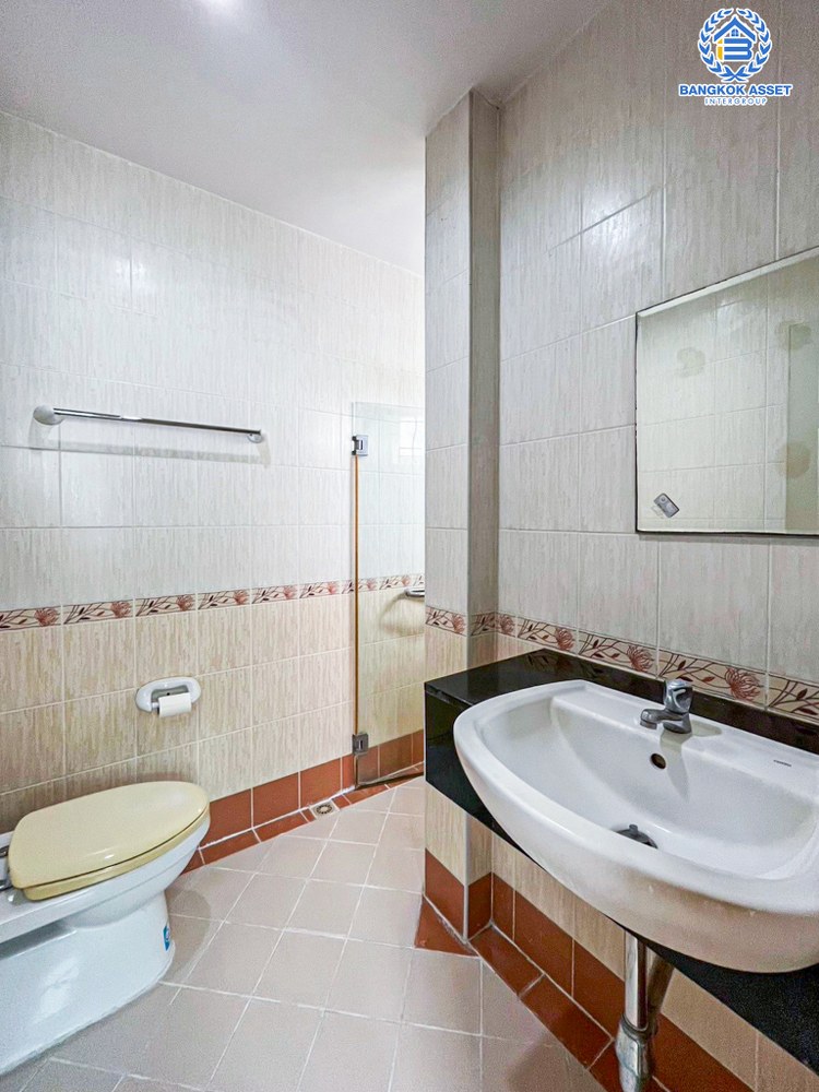 บ้านเดี่ยวมือสอง โครงการ บ้านสวนราชา เกษตร-นวมินทร์ เนื้อที่กว้าง 61.80 ตร.ว. ฟังก์ชัน 4 ห้องนอน 3 ห้องน้ำ 2 ที่จอดรถ บ้านเดี่ยวพื้นที่กว้าง พร้อมเรือนรับรอง บนสุดยอดทำเล การเดินทางสะดวกสบาย เชื่อมต่อถนนเกษตรนวมินทร์ ถนนประเสริฐมนูกิจ ใกล้จุดขึ้นทางด่วน "รามอินทรา-อาจณรงค์"...