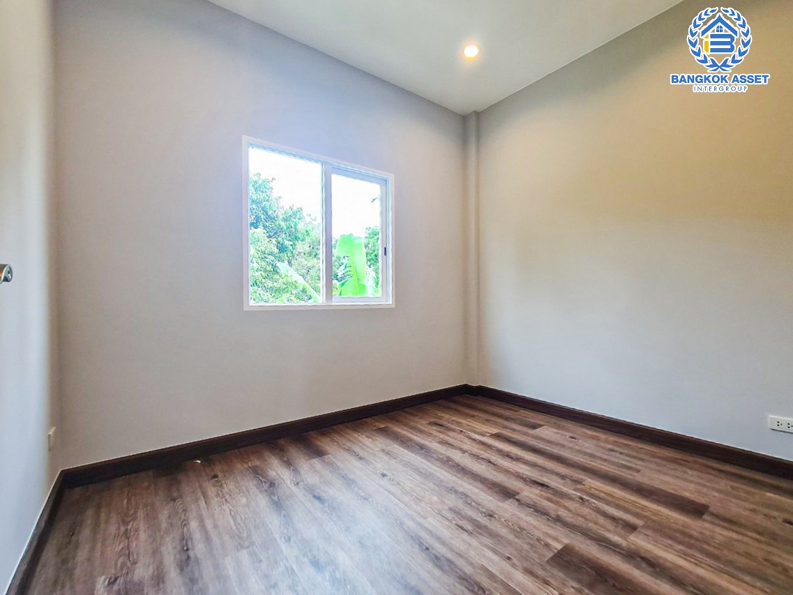 *****ทาวน์เฮ้าส์มือสอง โครงการ เฌอ งามวงศ์วาน-ประชาชื่น เนื้อที่ 20.70 ตร.ว. ฟังก์ชัน 4 ห้องนอน 2 ห้องน้ำ  2 ที่จอดรถ สภาพภายในสวยเหมือนบ้านใหม่ พร้อมอยู่ เข้า-ออกได้หลายเส้นทาง ทั้งรัตนาธิเบศร์ และเลี่ยงเมืองนนท์ ใกล้สถานีศูนย์ราชการนนทบุรี รถไฟฟ้าสายสีม่วง "สถานีกระทรวงสาธารณะสุข"