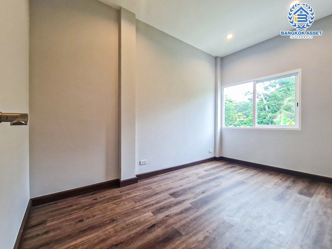 *****ทาวน์เฮ้าส์มือสอง โครงการ เฌอ งามวงศ์วาน-ประชาชื่น เนื้อที่ 20.70 ตร.ว. ฟังก์ชัน 4 ห้องนอน 2 ห้องน้ำ  2 ที่จอดรถ สภาพภายในสวยเหมือนบ้านใหม่ พร้อมอยู่ เข้า-ออกได้หลายเส้นทาง ทั้งรัตนาธิเบศร์ และเลี่ยงเมืองนนท์ ใกล้สถานีศูนย์ราชการนนทบุรี รถไฟฟ้าสายสีม่วง "สถานีกระทรวงสาธารณะสุข"