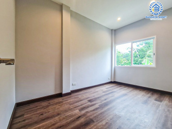 *****ทาวน์เฮ้าส์มือสอง โครงการ เฌอ งามวงศ์วาน-ประชาชื่น เนื้อที่ 20.70 ตร.ว. ฟังก์ชัน 4 ห้องนอน 2 ห้องน้ำ  2 ที่จอดรถ สภาพภายในสวยเหมือนบ้านใหม่ พร้อมอยู่ เข้า-ออกได้หลายเส้นทาง ทั้งรัตนาธิเบศร์ และเลี่ยงเมืองนนท์ ใกล้สถานีศูนย์ราชการนนทบุรี รถไฟฟ้าสายสีม่วง "สถานีกระทรวงสาธารณะสุข"