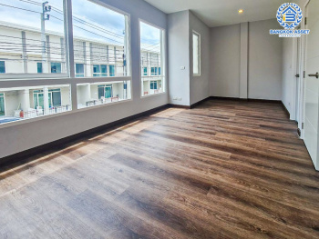 *****ทาวน์เฮ้าส์มือสอง โครงการ เฌอ งามวงศ์วาน-ประชาชื่น เนื้อที่ 20.70 ตร.ว. ฟังก์ชัน 4 ห้องนอน 2 ห้องน้ำ  2 ที่จอดรถ สภาพภายในสวยเหมือนบ้านใหม่ พร้อมอยู่ เข้า-ออกได้หลายเส้นทาง ทั้งรัตนาธิเบศร์ และเลี่ยงเมืองนนท์ ใกล้สถานีศูนย์ราชการนนทบุรี รถไฟฟ้าสายสีม่วง "สถานีกระทรวงสาธารณะสุข"