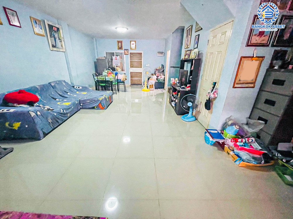 *****ทาวน์เฮ้าส์มือสองนนทบุรี หมู่บ้าน สิรภัทร4 รัตนาธิเบศร์ เนื้อที่กว้างถึง 27 ตร.ว. ฟังก์ชัน 3 ห้องนอน 2 ห้องน้ำ 2 ที่จอดรถ บนทำเลโซนเมือง ใกล้รถไฟฟ้าสายสีม่วง "สถานีไทรม้า" และทางด่วน "งามวงศ์วาน" ราคาถูกสุดในย่านนี้!